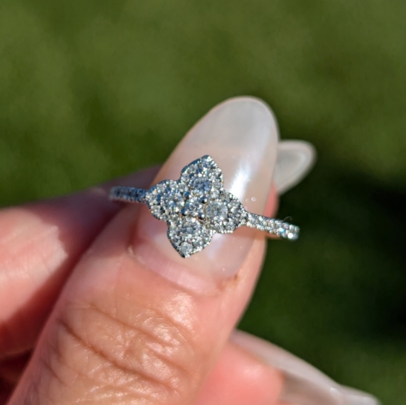 14K Solid White Gold Diamond Clover Flower Ring - Picture 6 of 12